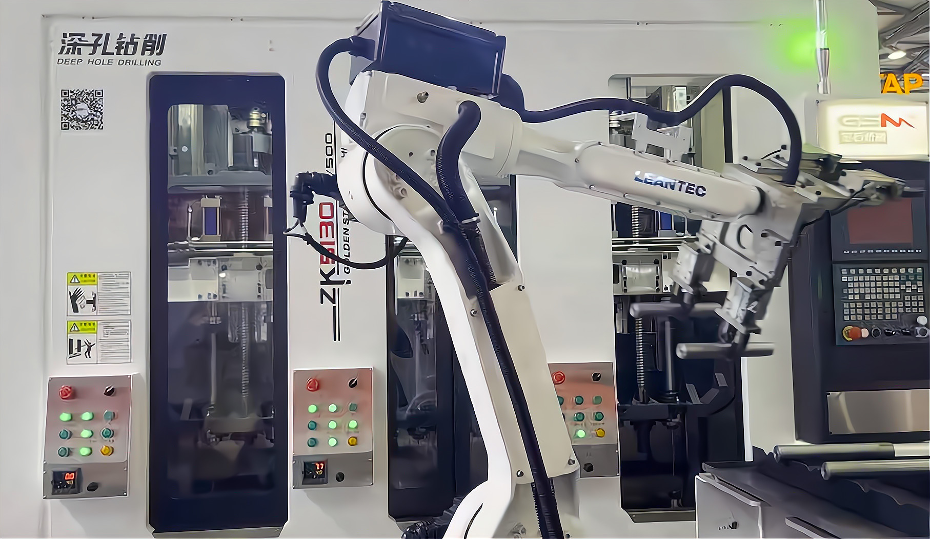 ZK5120×6/500 倒立六軸深孔鉆床配置六軸機(jī)器人，加工新能源電機(jī)軸單機(jī)自動(dòng)化
